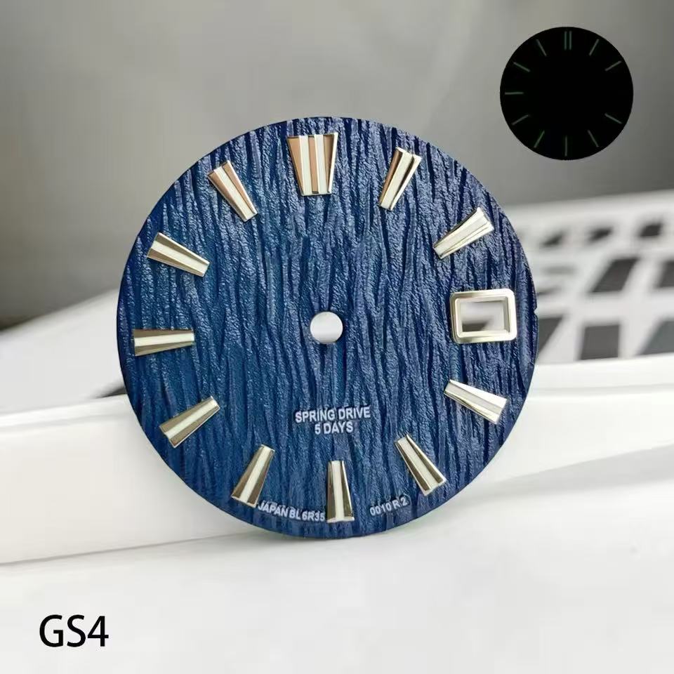 ساعة ميكانيكية خضراء مضيئة بقط - مراجعة Reel Case وسعره